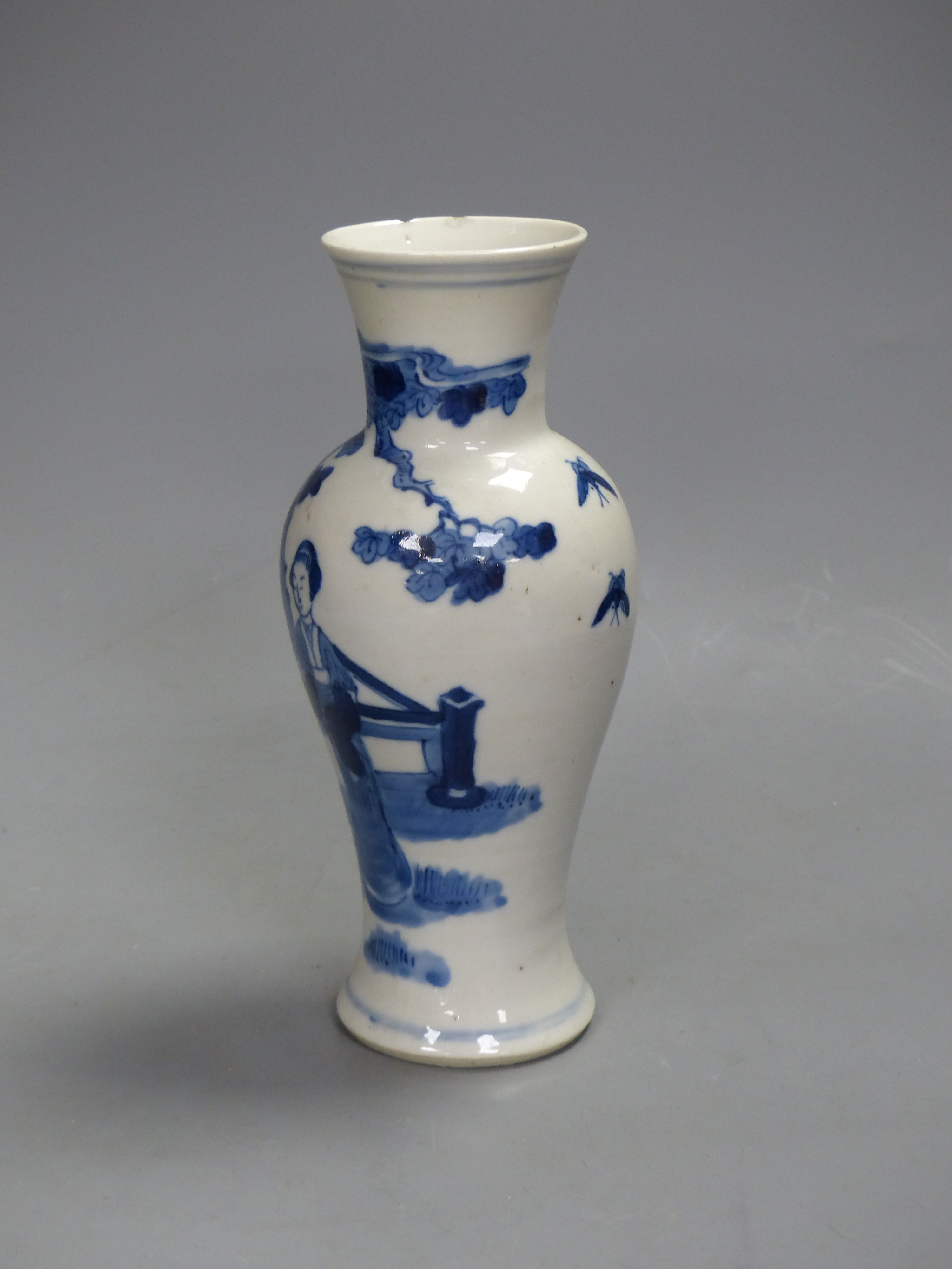 A 19th century Chinese blue and white vase, height 21cm